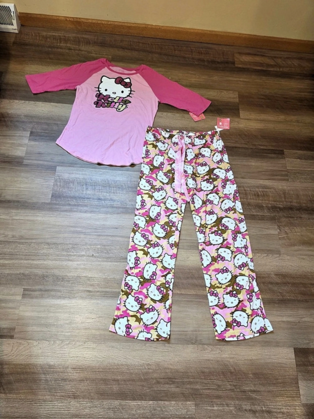 Hello Kitty pajama set in Pink & White Size Medium/ Large NWT